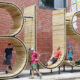 installation typographie bus