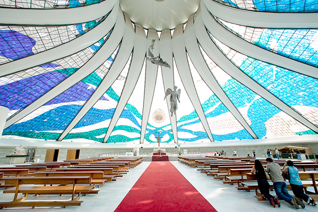La cathédrale de Brasilia est un monument de modernité créé par l'architecte Oscar Niemeyer